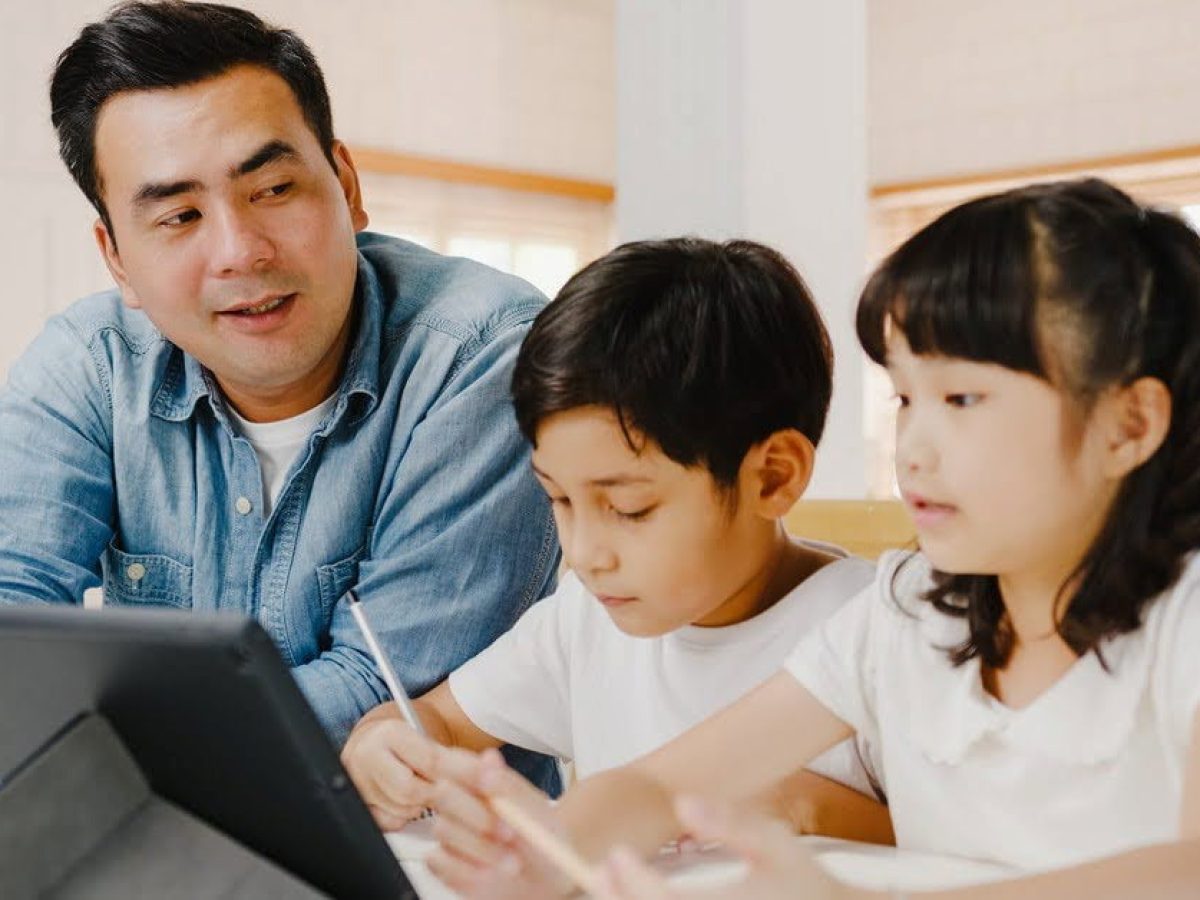 keluarga Indonesia bonding malam hari persiapan sekolah calm parenting anti stres