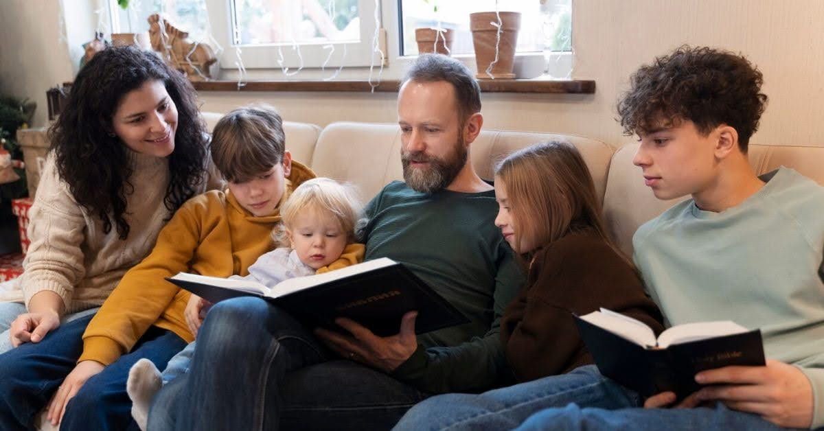 Pendidikan Kristen dalam Keluarga: 7 Tips untuk Menumbuhkan Iman Anak
